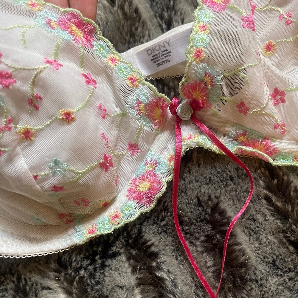DKNY White/Floral embroidered